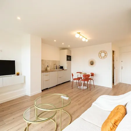 Luxury Apartment *
